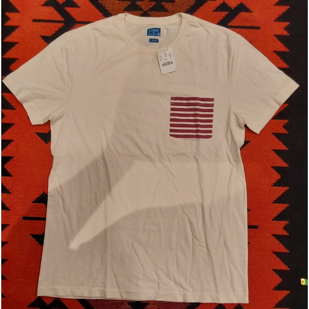 NEW J Crew Men's T Shirt in Cream with Maroon Striped Pocket. Size Medium
